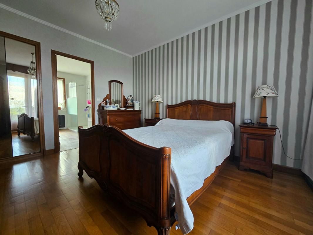 CREUZIER-LE-VIEUX Maison Creuzier Le Vieux 7 pièce(s) 193 m2 4