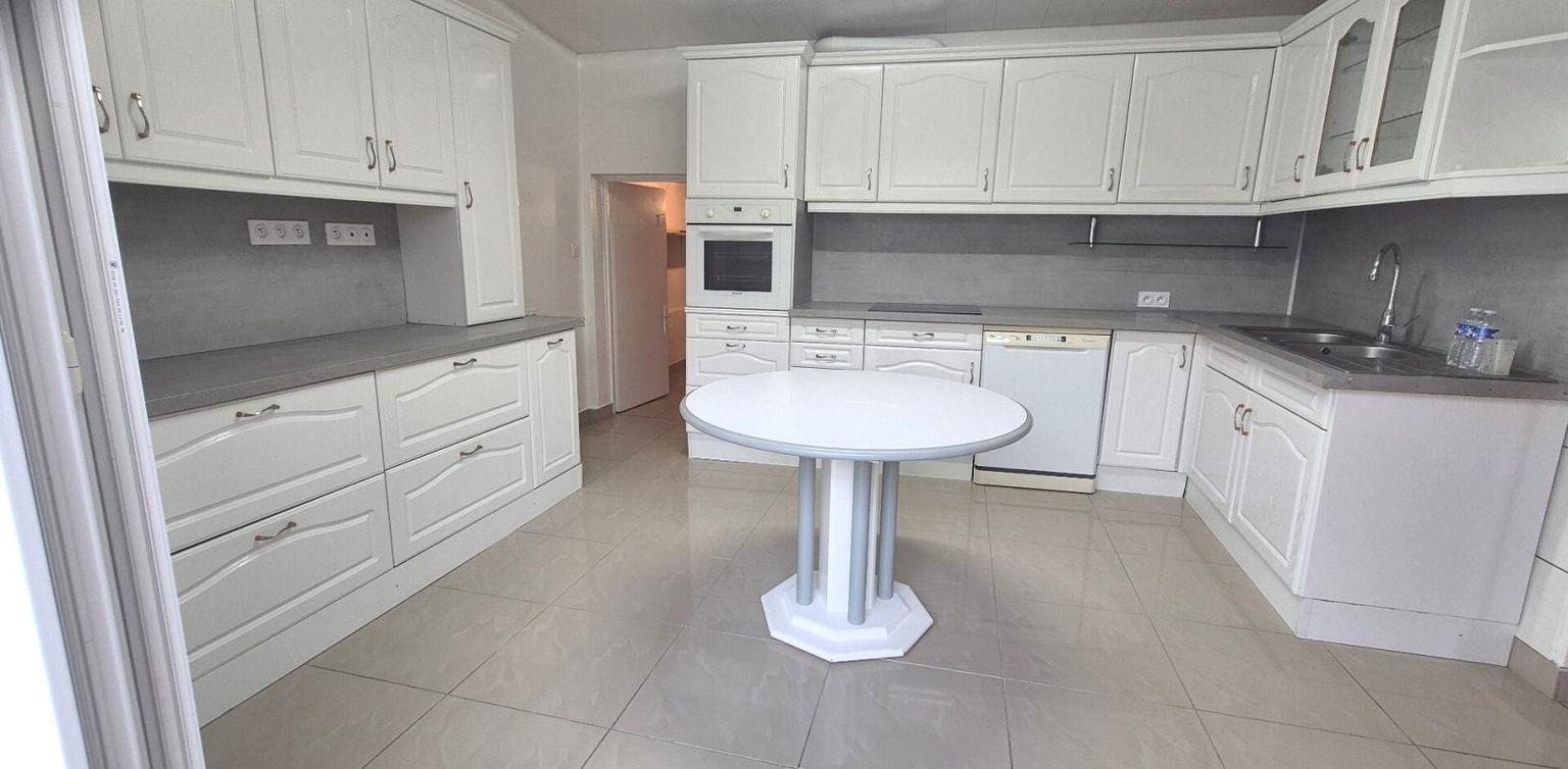 SAINT-DIZIER Belle Maison en Pierre ou de Caractère de 112 m² Rénovée avec Goût avec sa Cour fermée de 12 m², Terrasse de 56 m², Vérandas Chauffées, Garage de 32 m² avec Buanderie, Chaufferie PAC Air-Eau, Cuisine d'été et Terrain clos, arborés de 286 m² avec son Barbe 4