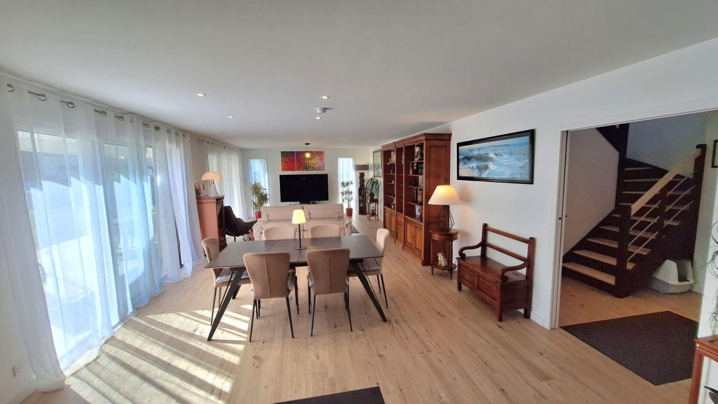 SURZUR CONTEMPORAINE SURZUR CENTRE 155 m2- 4 chambres- Garage 2