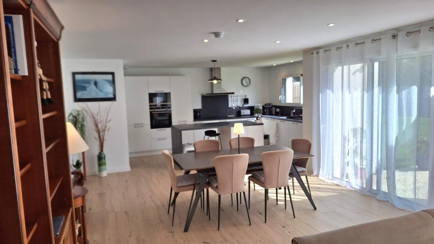 SURZUR CONTEMPORAINE SURZUR CENTRE 155 m2- 4 chambres- Garage 3