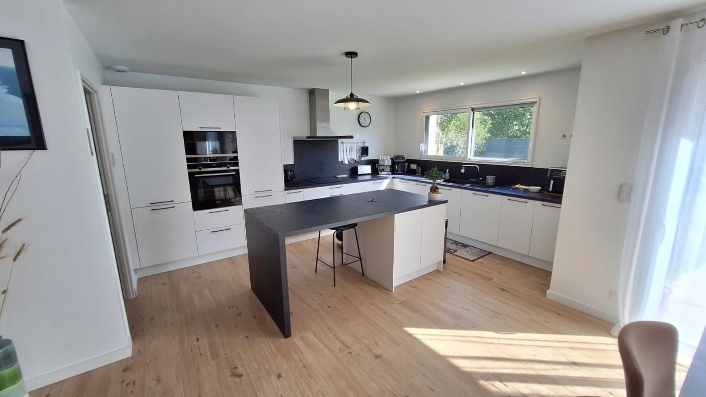 SURZUR CONTEMPORAINE SURZUR CENTRE 155 m2- 4 chambres- Garage 4