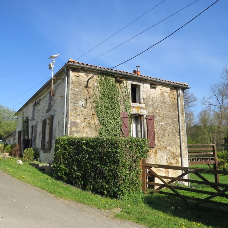 SAINT-PAUL-EN-GATINE Ancien Moulin dans son cadre bucolique 3