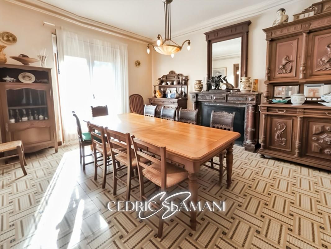 FELINES-MINERVOIS EXCLUSIVITE MAISON 8 PIECES 186M2, SALLE A MANGE, DOUBLE SEJOUR, BUREAU, 4 CHAMBRE, 2 WC, 3 SALLE D EAU,JARDIN, GARAGE 4