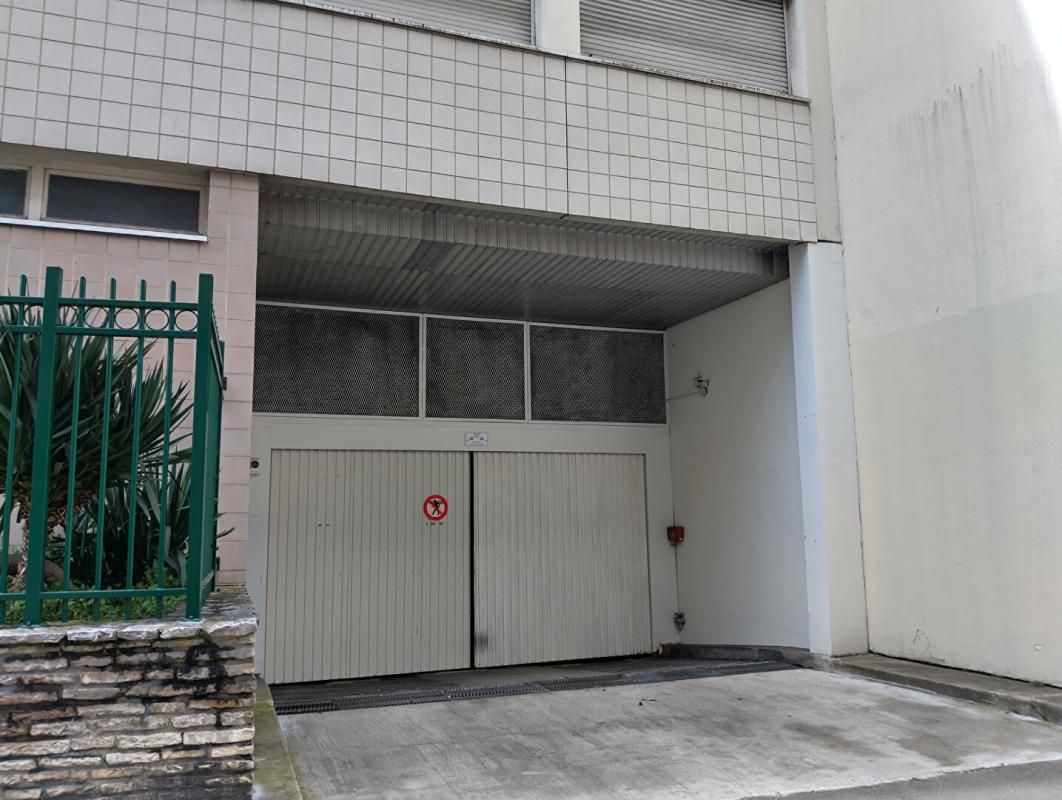 PARIS-15E-ARRONDISSEMENT Grande place de stationnement rue des Favorites 1