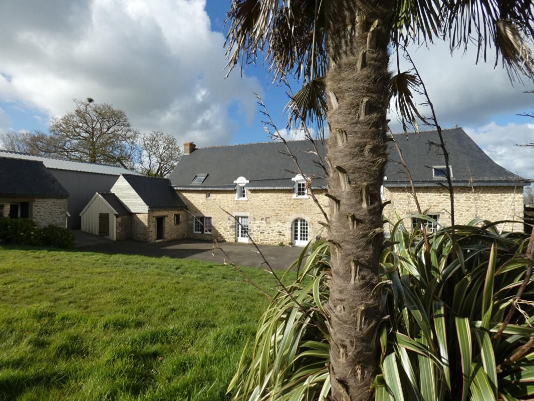 A 10 mns de la gare TGV de LAMBALLE, Maison  9 pièces de 270 m2  sur un terrain de 5 560m2