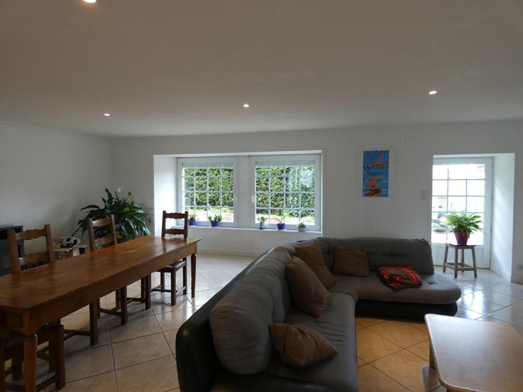 PLESTAN A 10 mns de la gare TGV de LAMBALLE, Maison 9 pièces de 270 m2 sur un terrain de 5 560m2 3