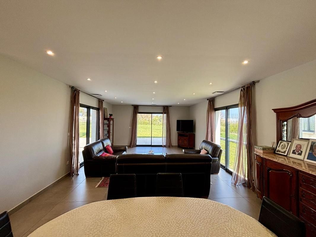 NEVERS Maison contemporaine toit plat - 156 m² - Terrain de 1861 m²  - Secteur Nevers 2