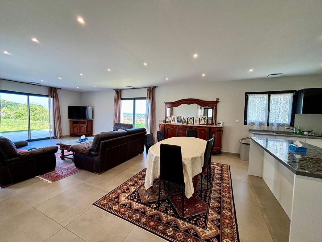 NEVERS Maison contemporaine toit plat - 156 m² - Terrain de 1861 m²  - Secteur Nevers 3