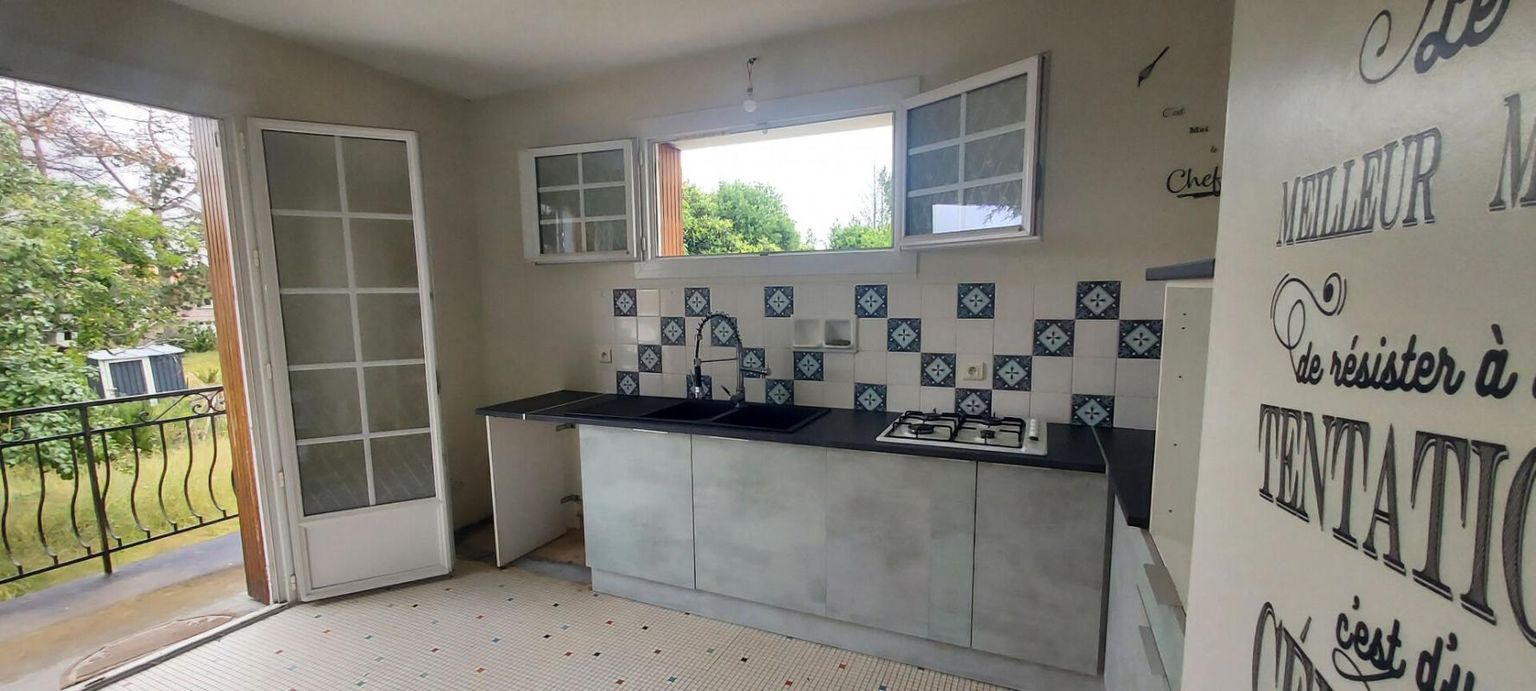 LA ROCHE-CHALAIS Maison 200 m2 sur deux niveaux, 8 pièces, 4/5 chambres, garage, terrain clos 750 m2 4