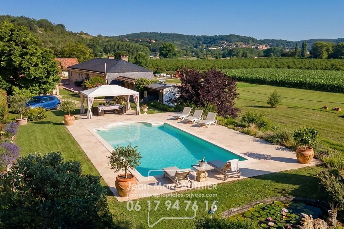 Maison  atypique de 228 m2 4 chambres jardin piscine proche commerces