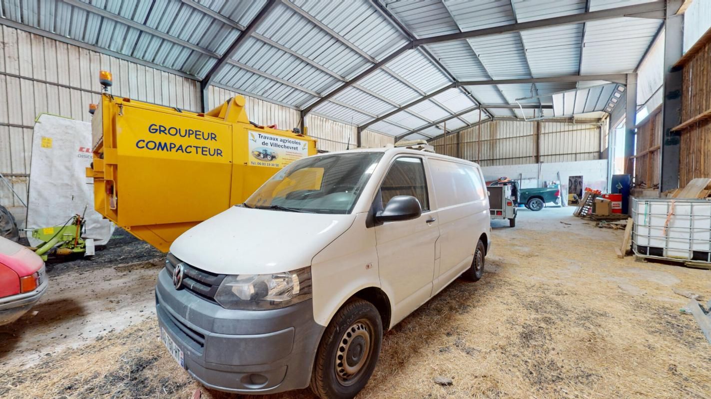 JOUY-LE-CHATEL 2 HANGARS  350 000 2