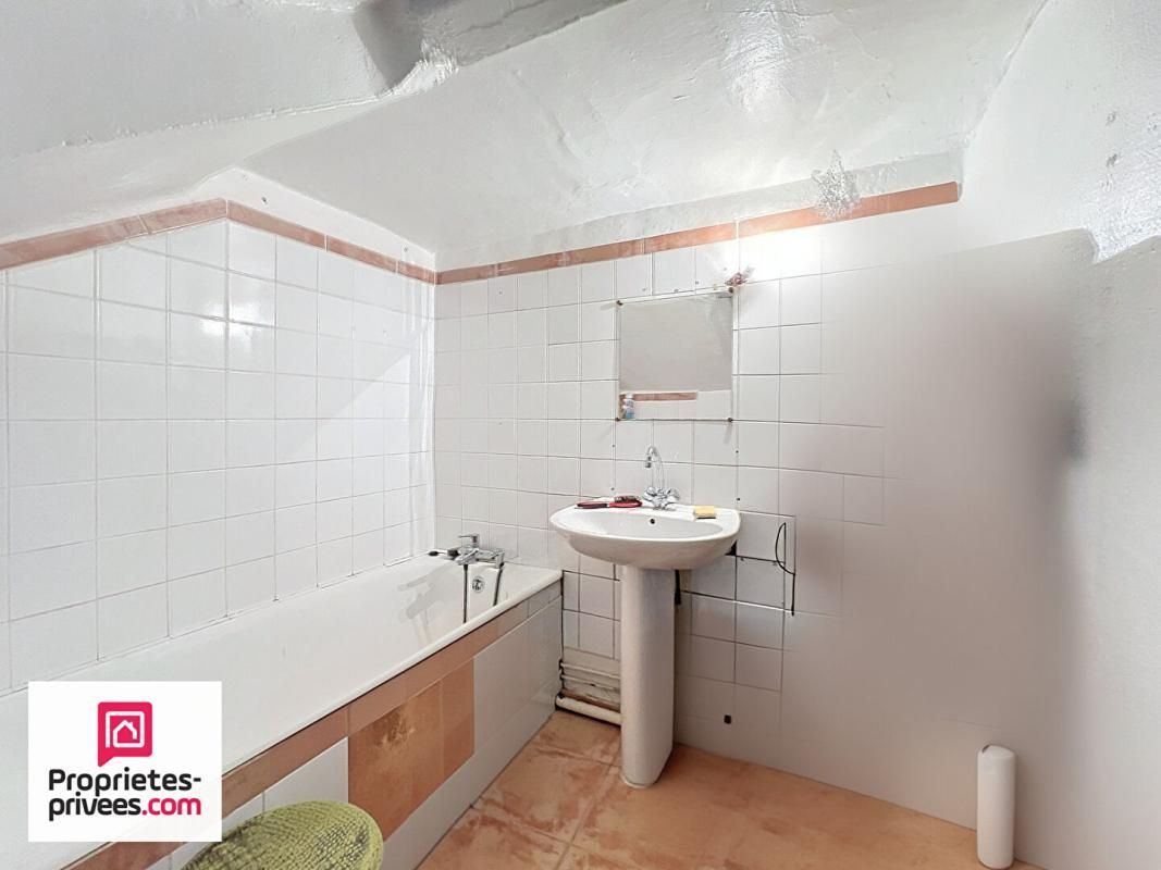 RIANS RIANS IMMEUBLE AVEC 4 LOGEMENTS +  LOCAL LOUES 4