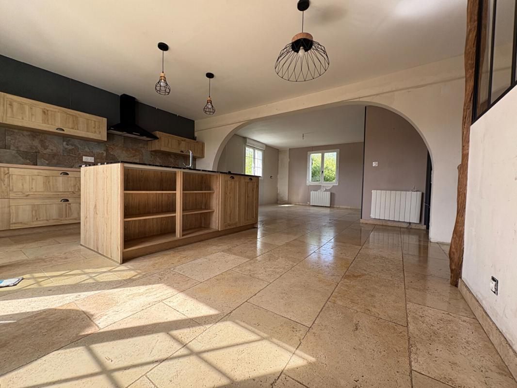 LOIRE Maison avec fort potentiel , sous-sol complet et 1 800 m² de terrain constructible 3