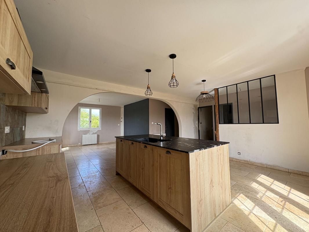 LOIRE Maison avec fort potentiel , sous-sol complet et 1 800 m² de terrain constructible 4