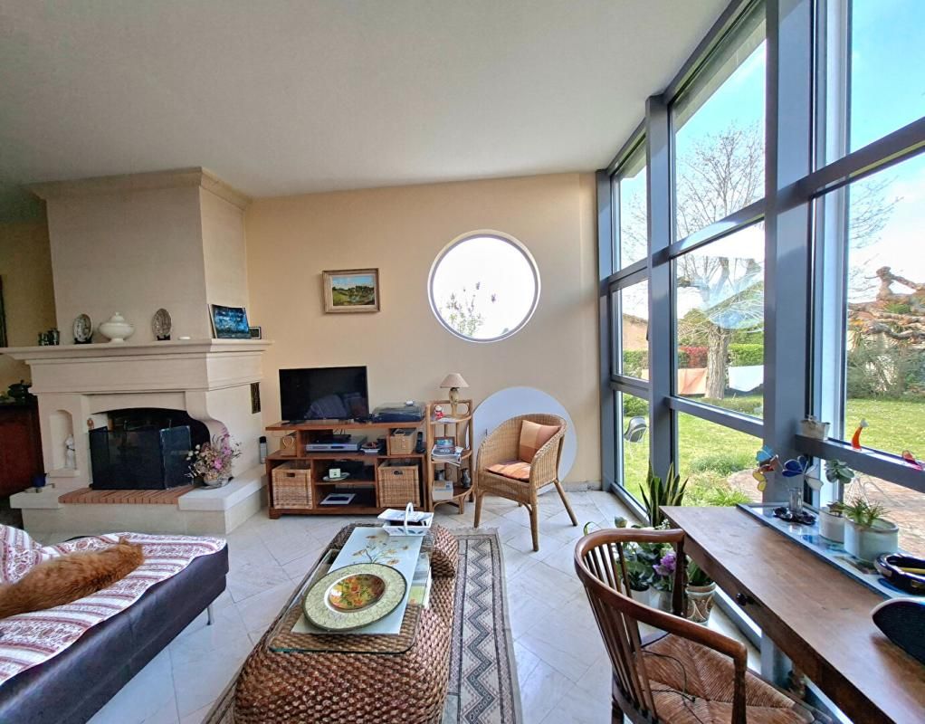 SAINT-ESTEPHE Belle Maison de village pierre à SAINT-Estèphe Médoc 6 pièce(s) 120 m2 1