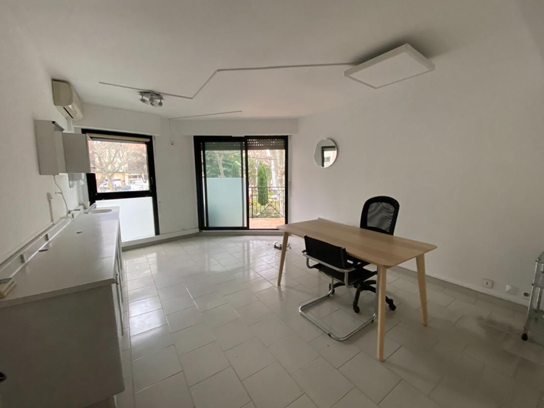 SALON-DE-PROVENCE SALON DE PROVENCE - Bureaux  centre ville 1