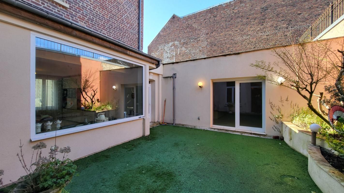 SAINT-QUENTIN CHARMANTE MAISON HYPER CENTRE AVEC  EXERIEUR ET GARAGE 2