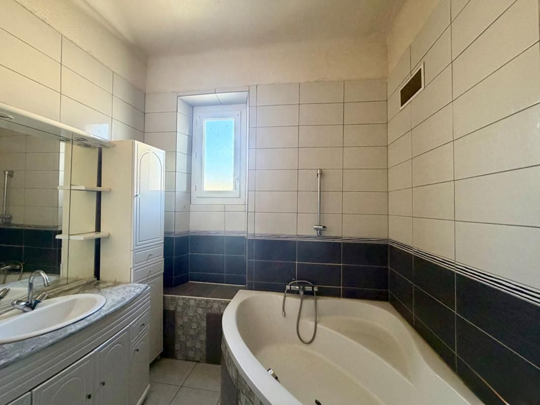 SAINT-AMBROIX Spacieuse maison avec grand terrain et double étage - Molières-sur-cèze 1
