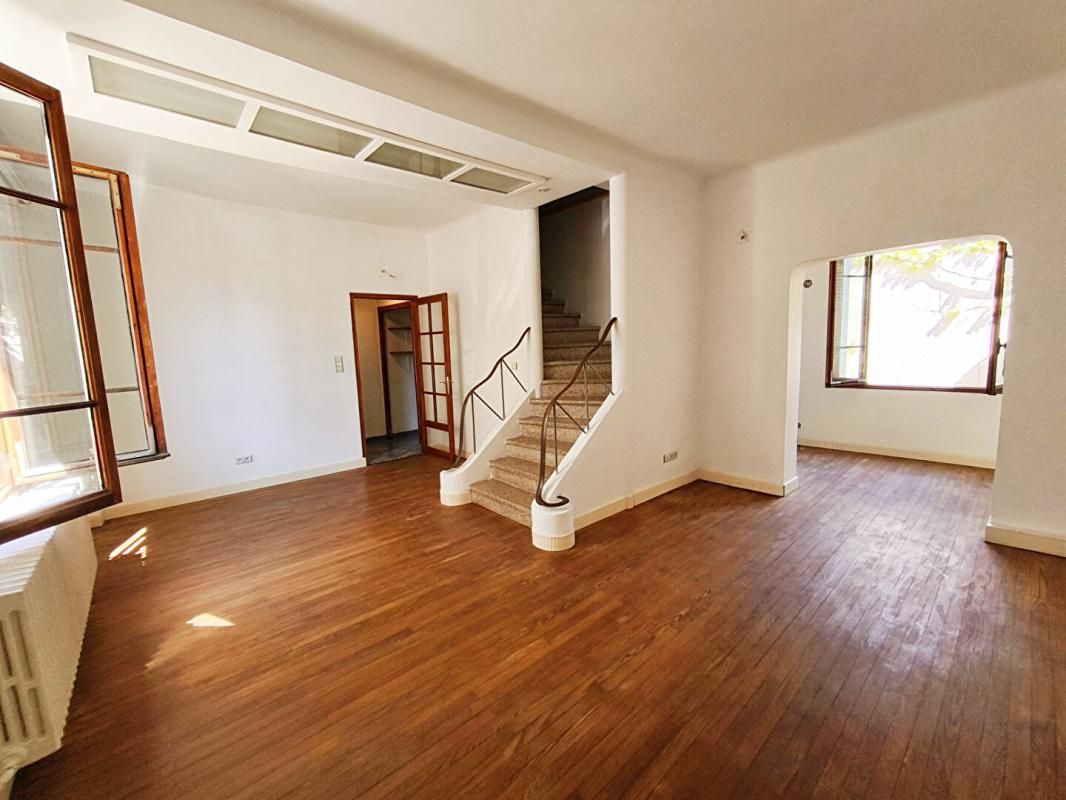 AVIGNON EXTRA MUROS : MAISON DE VILLE AVEC COUR