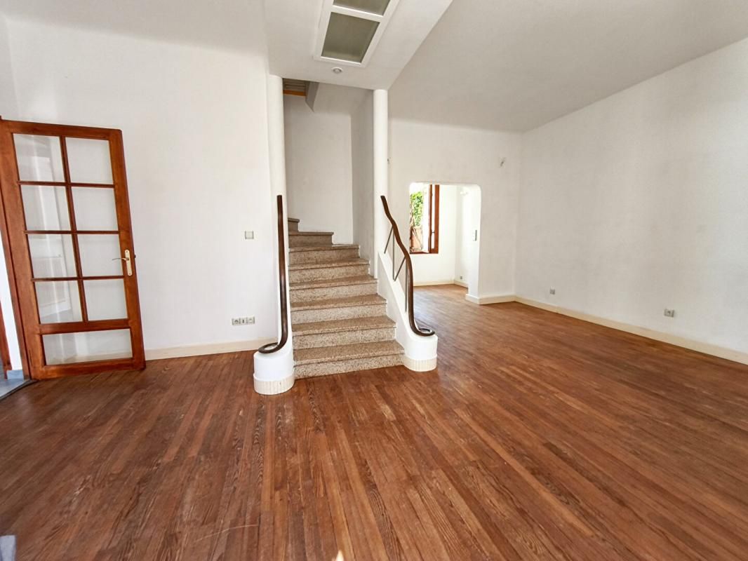 AVIGNON AVIGNON EXTRA MUROS : MAISON DE VILLE AVEC COUR 3