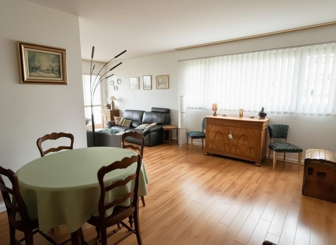 POISSY Appartement  de 111m² avec 3 chambres, un bureau, balcon, 2 box et une cave dans résidence de standing 2