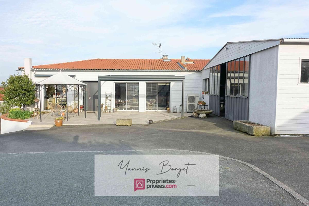 CHAVAGNES-EN-PAILLERS Ensemble immobilier avec double habitation - coeur de bourg de Chavagnes-en-Paillers 1