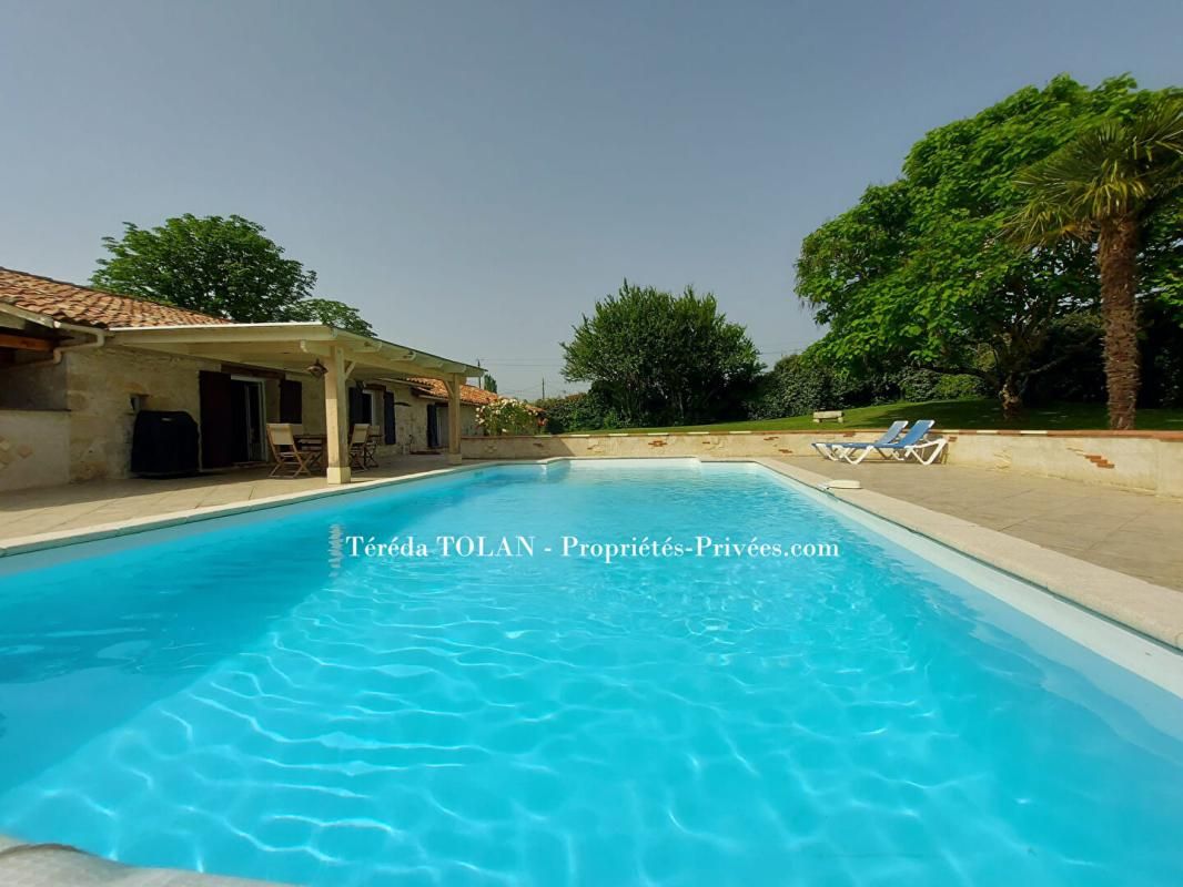 LAYRAC Longère en pierre 5 pièce(s), 3 chambres - 1 bureau- 160 m² - Garages - Piscine -Jardin -Vue 3