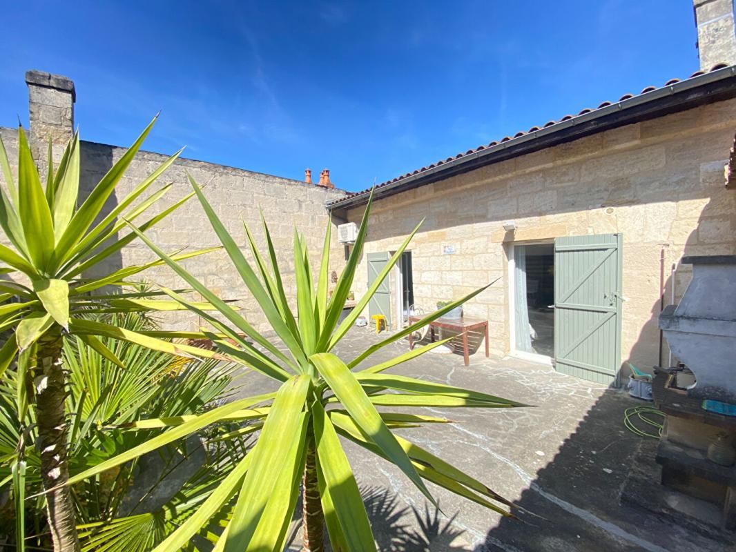 BORDEAUX Grand appartement 2 chambres, 3 possibles, avec grande terrasse, grand entrepôt de 134m² qui peut être utilisé en grand garage et atelier 1