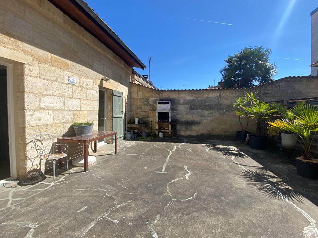 BORDEAUX Grand appartement 2 chambres, 3 possibles, avec grande terrasse, grand entrepôt de 134m² qui peut être utilisé en grand garage et atelier 2