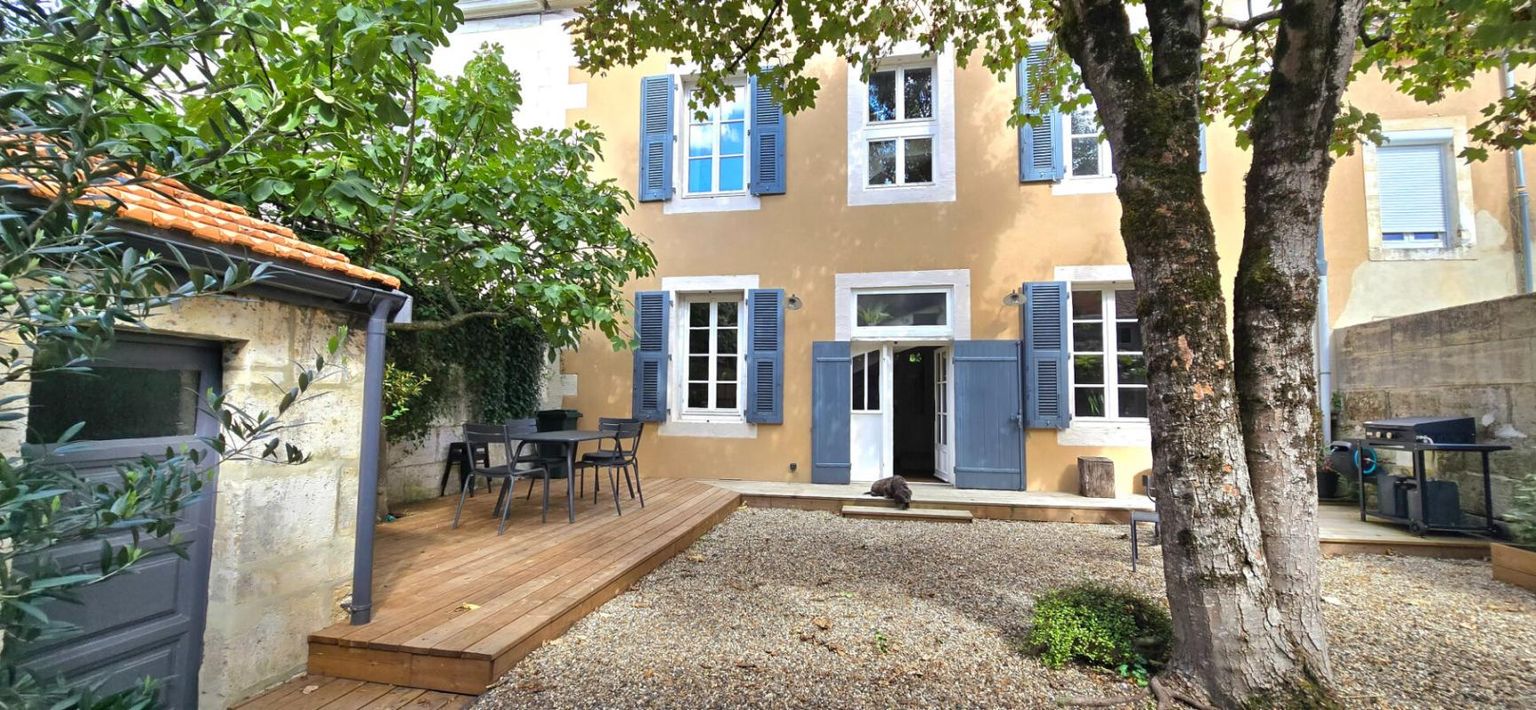 PERIGUEUX Maison de ville de type 9, surface habitable de 180 m², avec jardin et dépendance 2