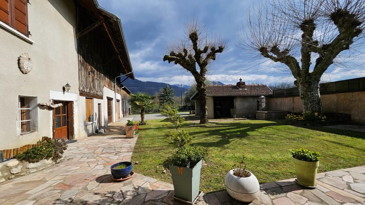 Ancien corps de ferme 8P 253 m² avec dépendances à LA BUISSIERE (38530)