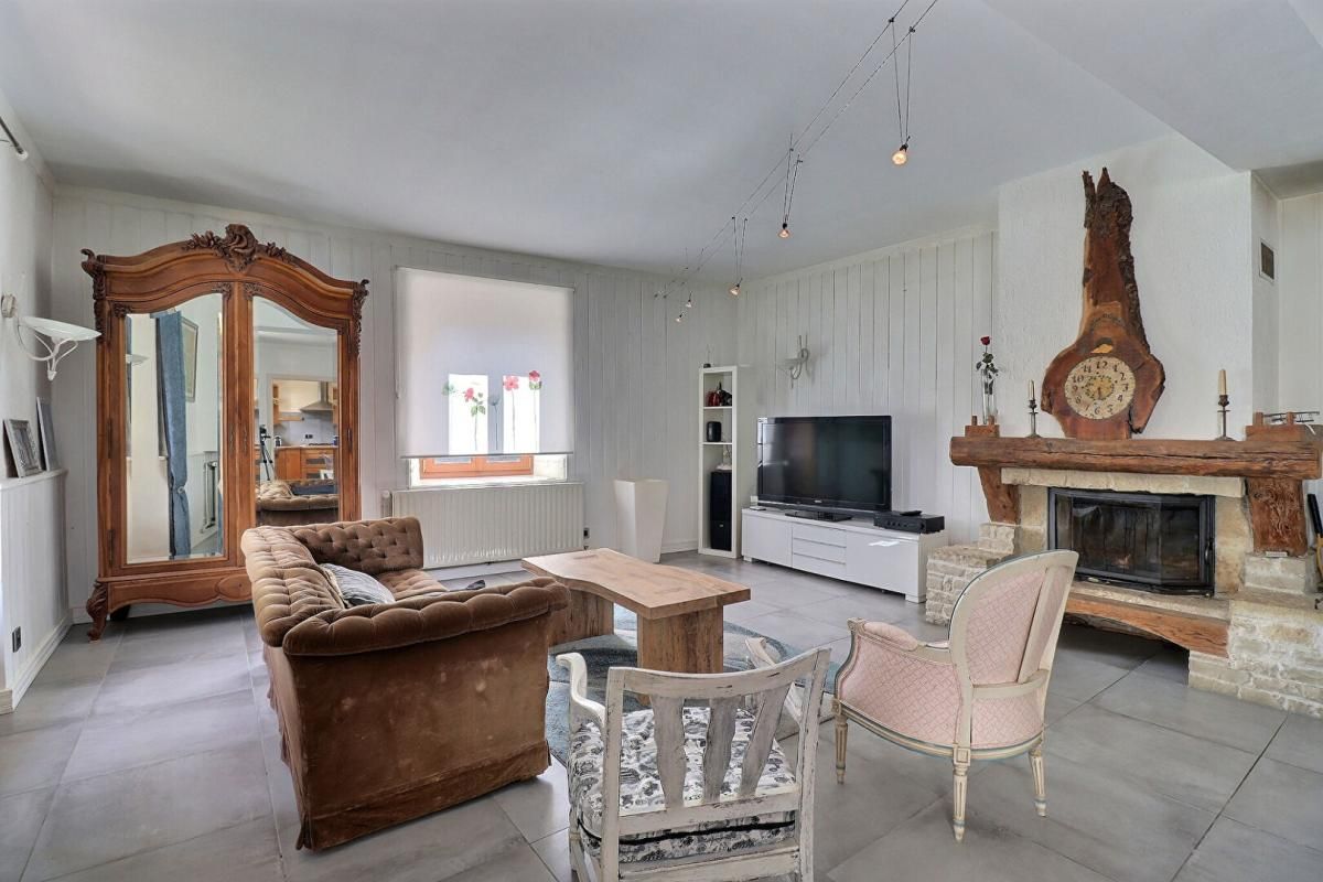 LA BUISSIERE Ancien corps de ferme 8P 253 m² avec dépendances à LA BUISSIERE (38530) 2