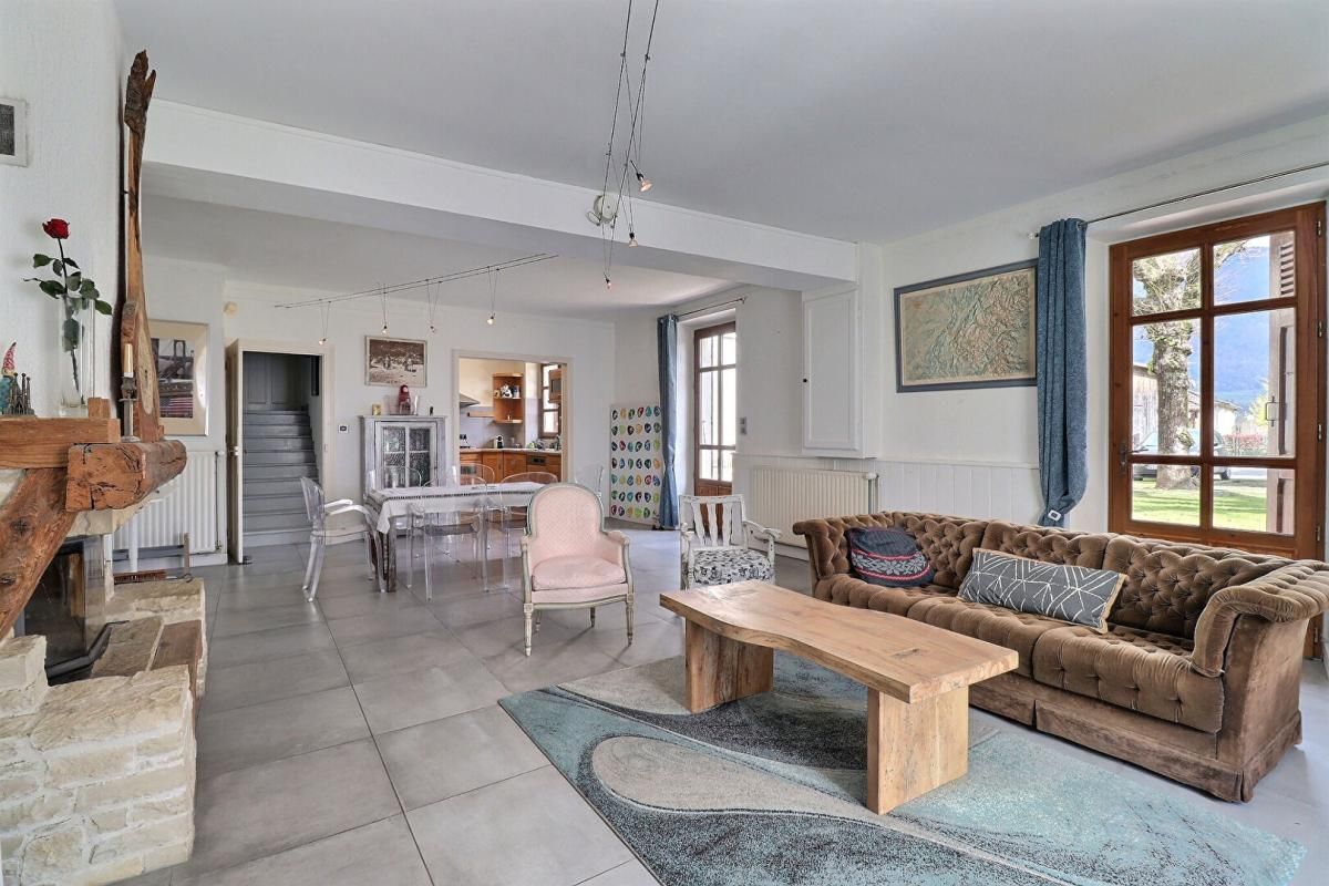 LA BUISSIERE Ancien corps de ferme 8P 253 m² avec dépendances à LA BUISSIERE (38530) 3