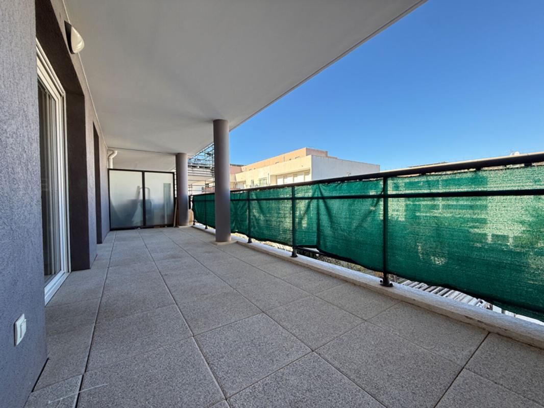 LE LAVANDOU Appartement T2 avec grande terrasse à 800m de la plage - LE LAVANDOU 1