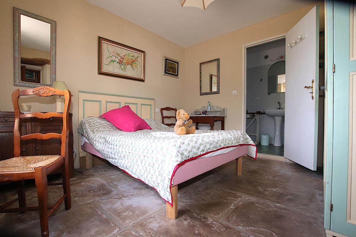 SAINT-VICTOR-ET-MELVIEU Ensemble immobilier de 193m2 + garage 100m2 - 5 logements 3