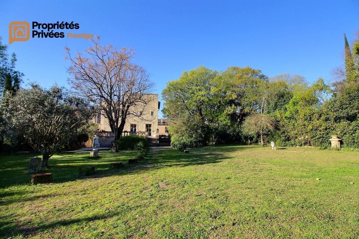 UZES UZES Propriété d'exception en pierre au coeur d'Uzès, dans un écrin de verdure de 2 195 m², offrant 423 m² habitables avec 6 chambres 1