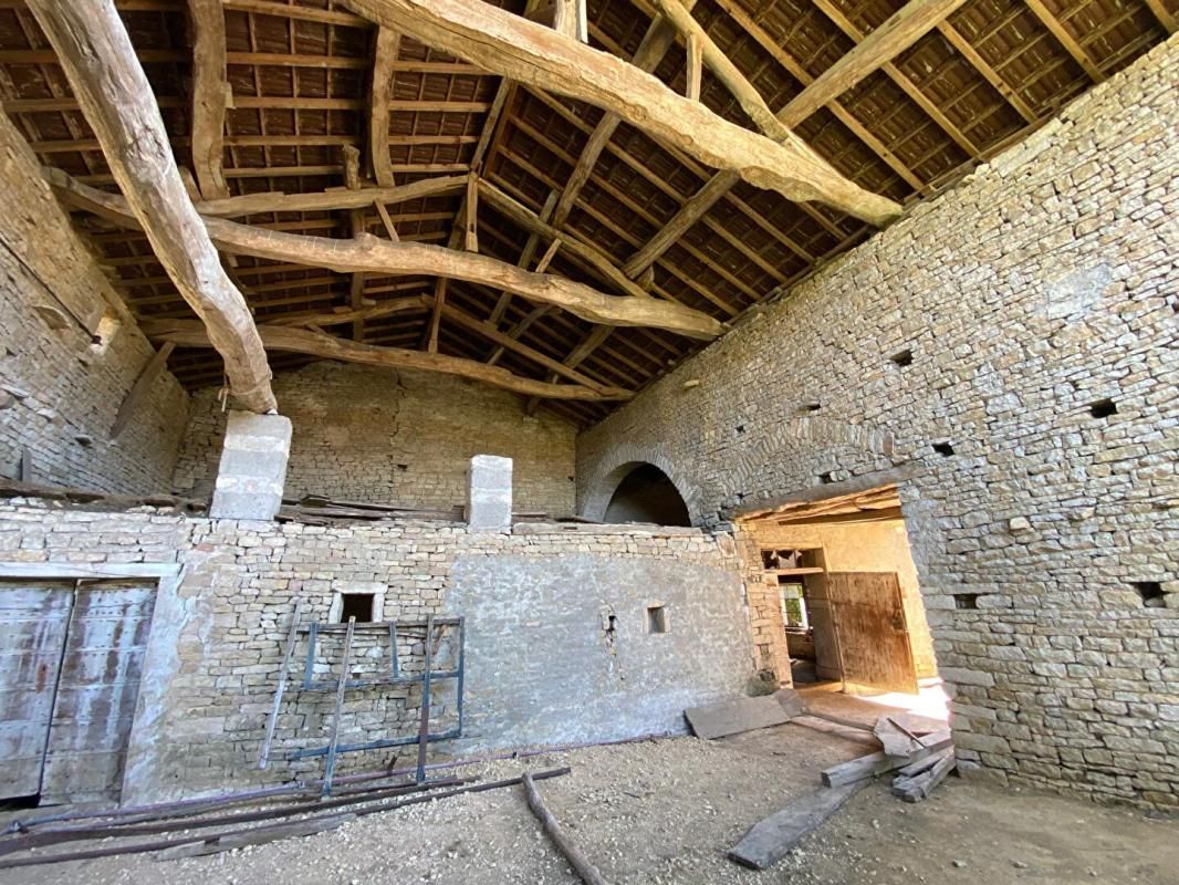 UCHIZY Grande et hangar à vendre 3