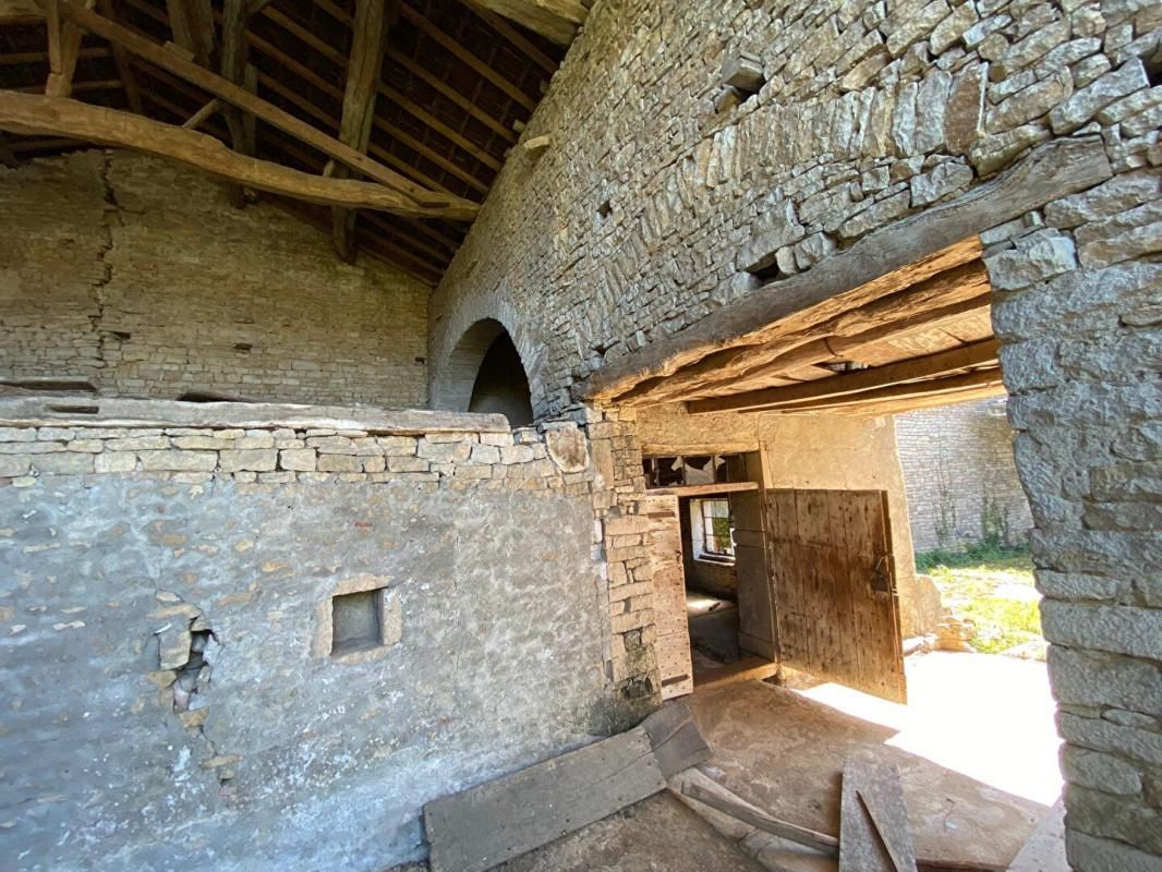 UCHIZY Grande et hangar à vendre 4