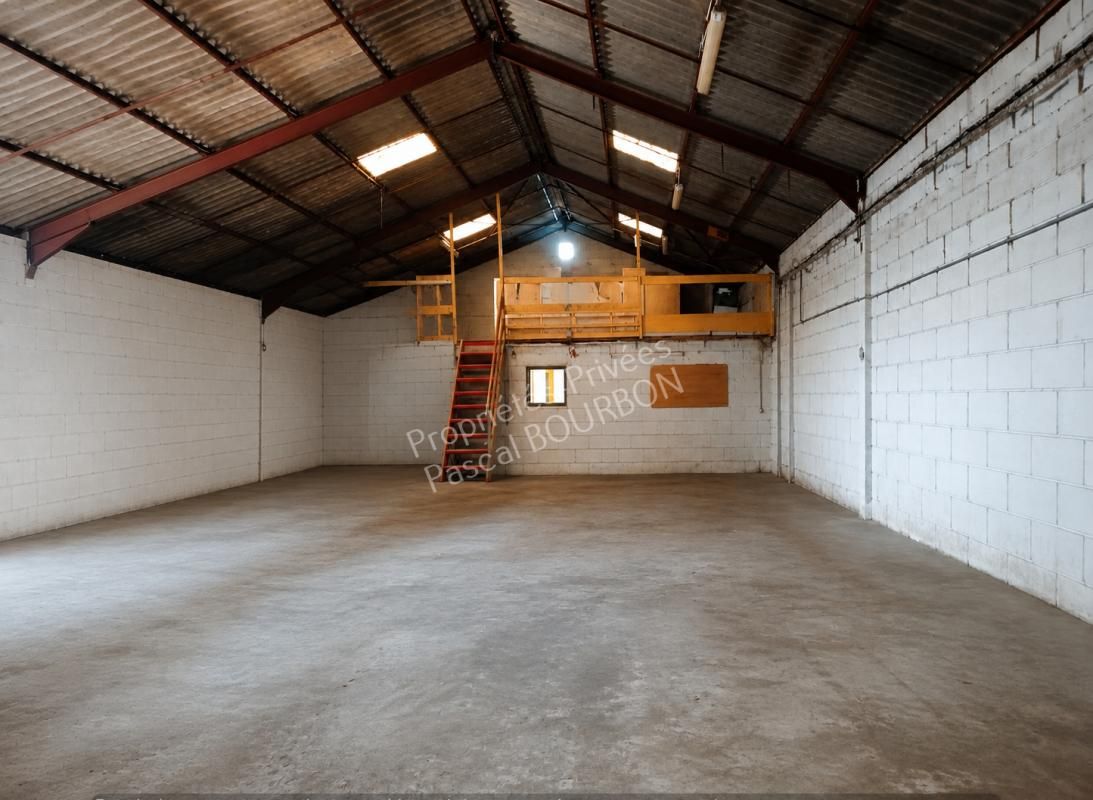 LIMOUX Hangar de 200m² et deux bureaux de jardin à Limoux sur 1000m² 4