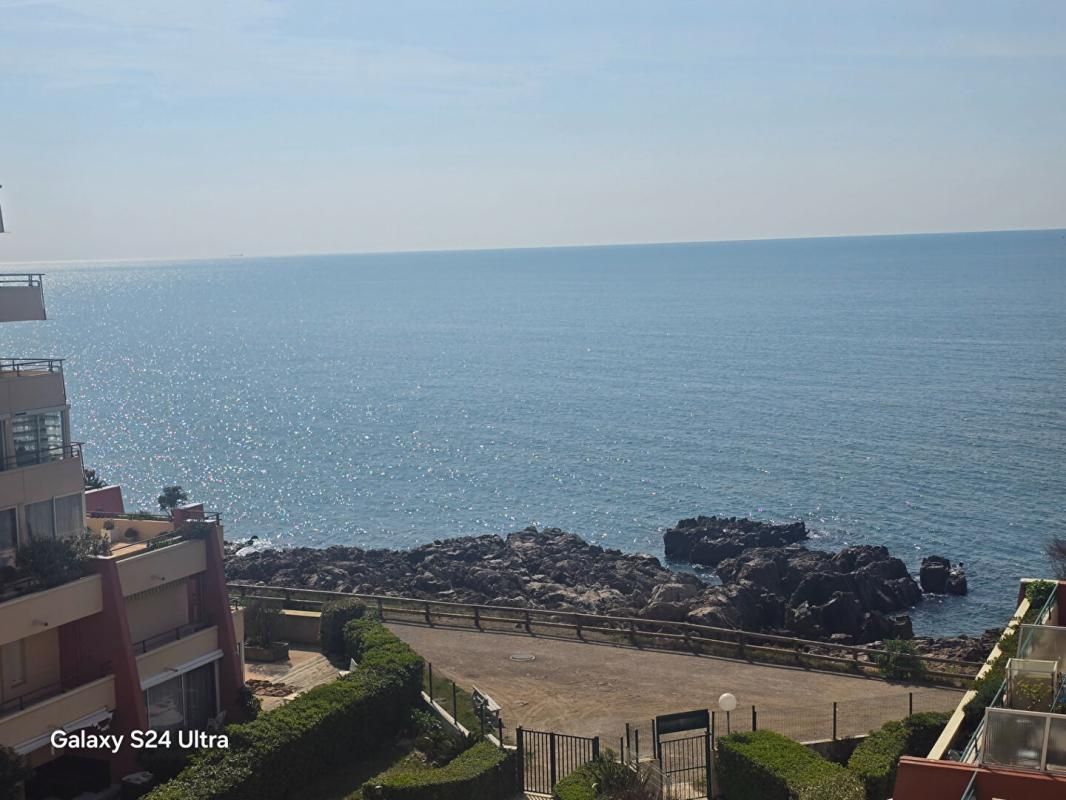 SETE Appartement meublé, 2 pièces avec terrasse, 1er ligne mer dans une résidence sécurisée avec piscine 1