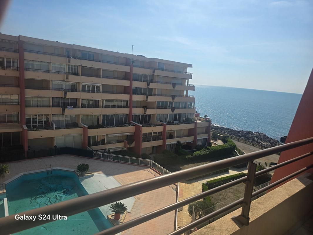 SETE Appartement meublé, 2 pièces avec terrasse, 1er ligne mer dans une résidence sécurisée avec piscine 2