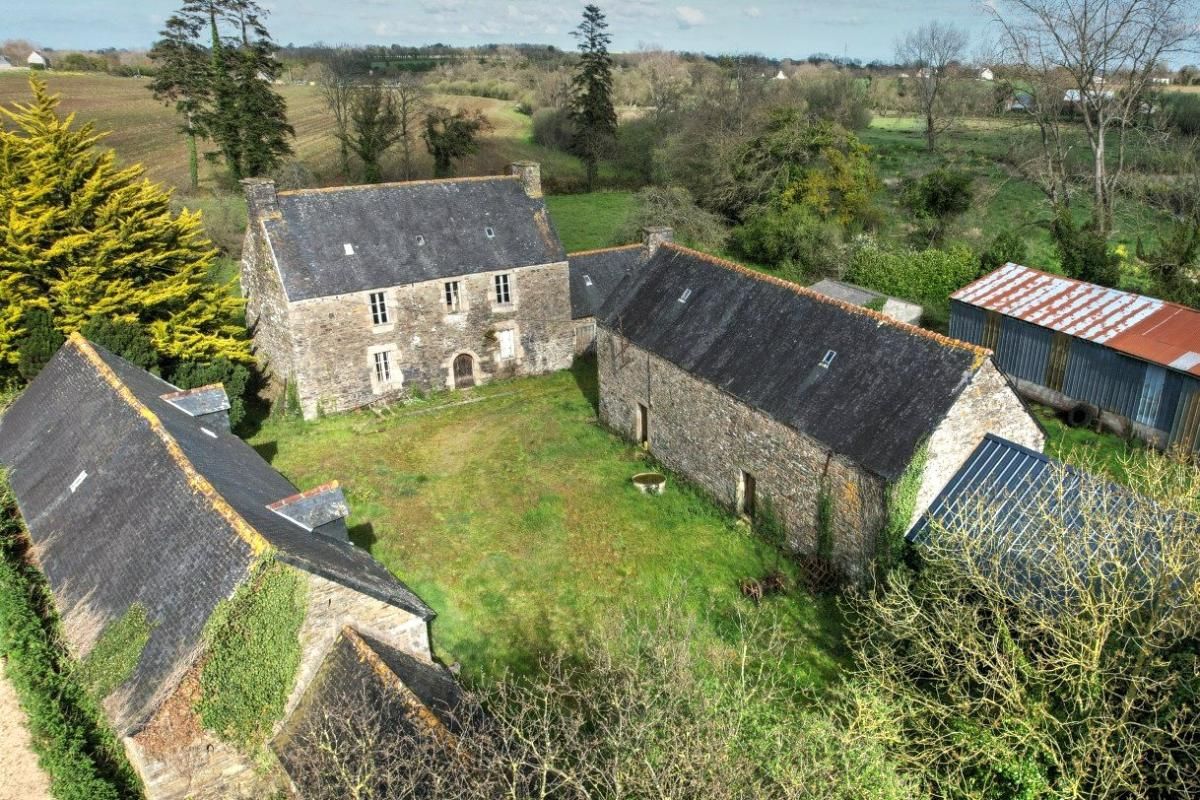 TREGUIER Corps de ferme à restaurer sur terrain de 9 000 m2 2
