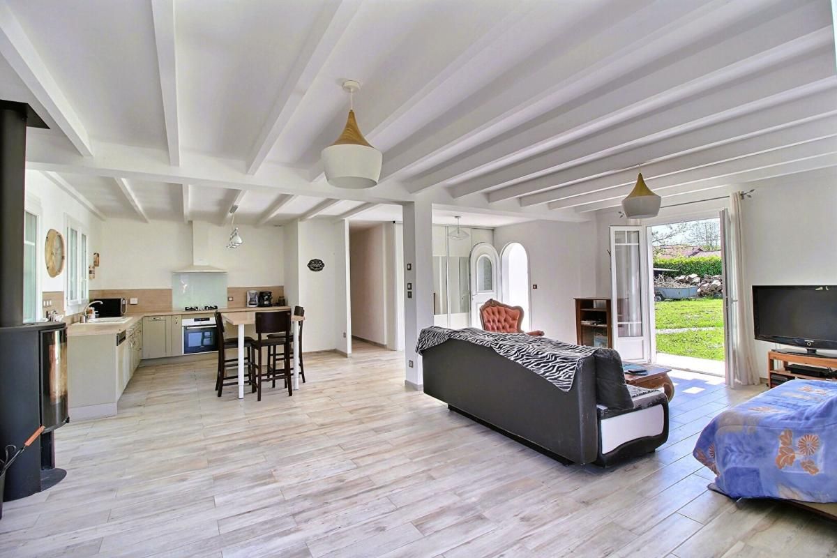 SAINT-LOUBES Maison T5 de plain-pied 145 M², garage 40 M², parcelle 1 250 M² à Saint-Loubès 2