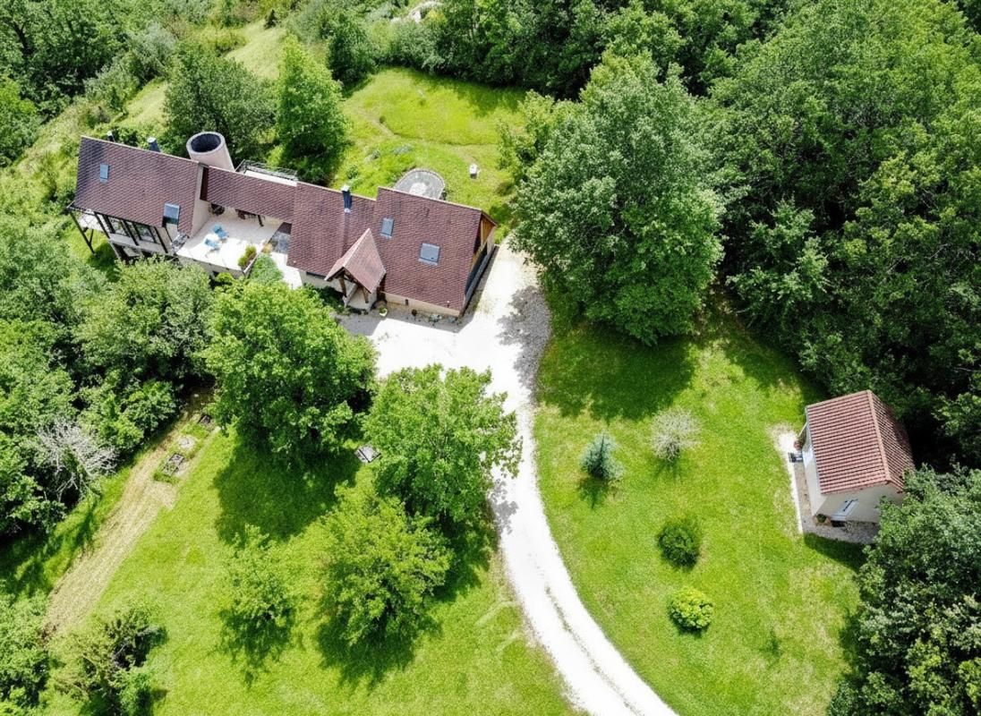 Vue panoramique, calme absolu,  intimité! Un véritable coup de coeur architectural! 2 Maisons.  5 Chambres, 4 salles d'eau. Jardin environ 1ha