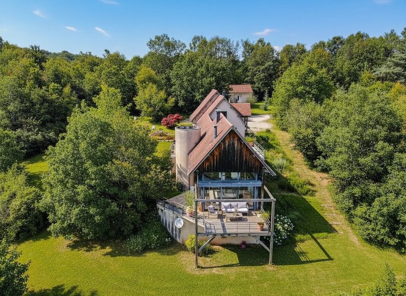 ROUFFIGNAC-SAINT-CERNIN-DE-REILHAC Vue panoramique, calme absolu,  intimité! Un véritable coup de coeur architectural! 2 Maisons.  5 Chambres, 4 salles d'eau. Jardin environ 1ha 2