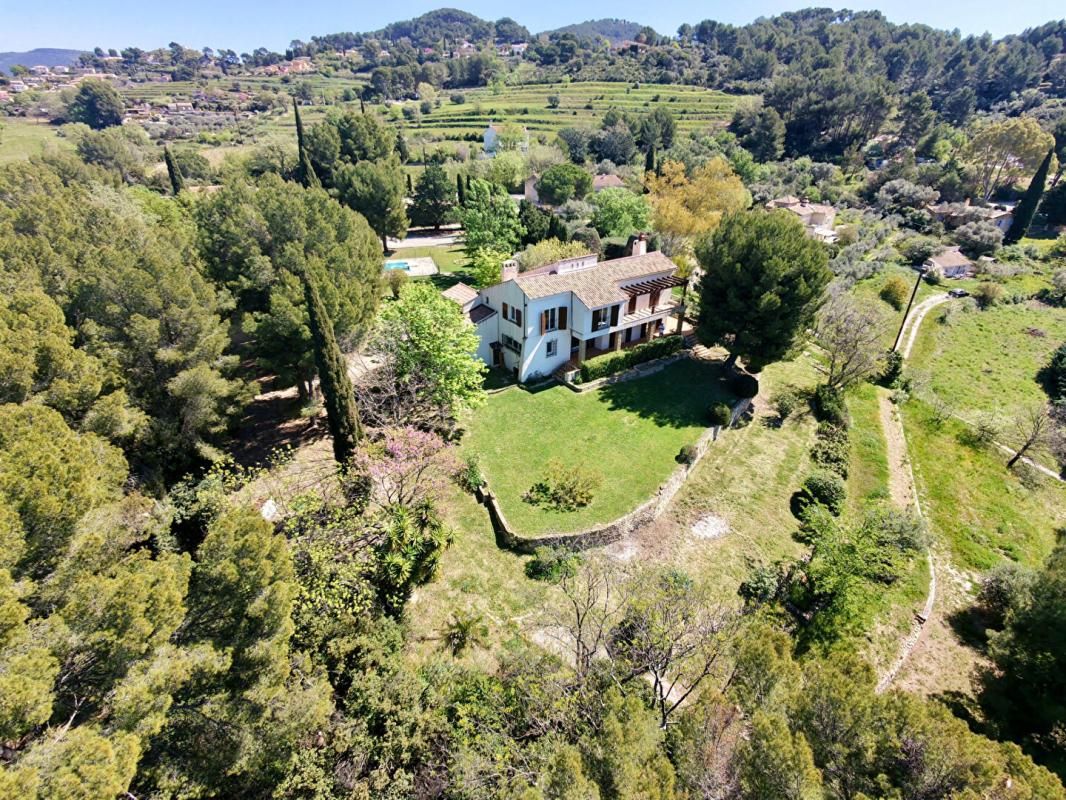LE CASTELLET Le Castellet  Propriété de caractère au potentiel exceptionnel, au coeur d'un écrin de nature - 860 000 euros 1