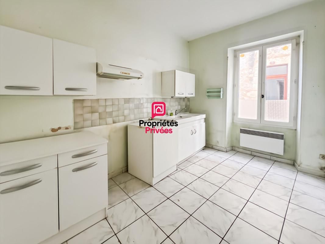 SAINT-MACAIRE Maison mitoyenne avec cour et 2 chambres 3