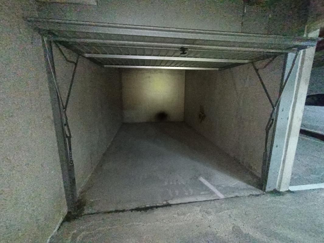 MONTIGNY-LE-BRETONNEUX Parking / box Montigny Le Bretonneux 14 m2 1