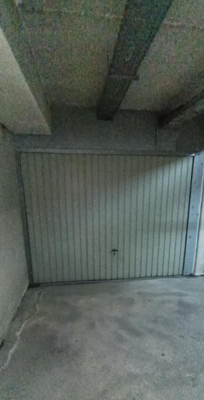 MONTIGNY-LE-BRETONNEUX Parking / box Montigny Le Bretonneux 14 m2 2