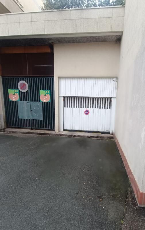 MONTIGNY-LE-BRETONNEUX Parking / box Montigny Le Bretonneux 14 m2 3